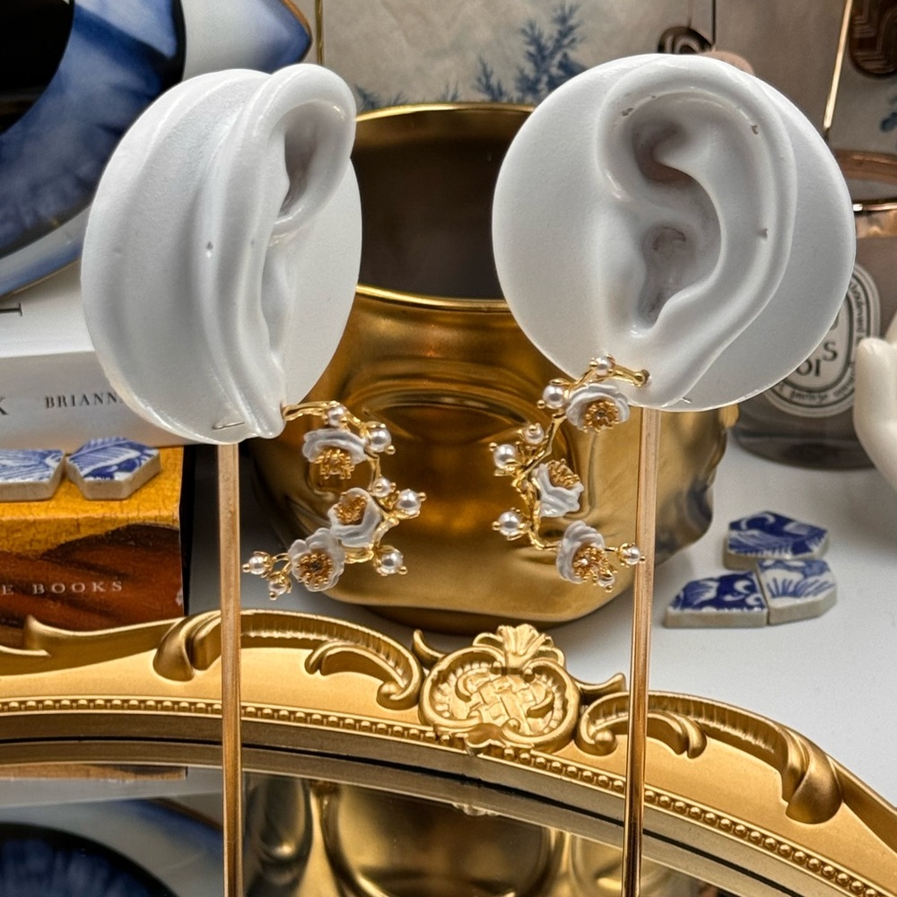 🆕 LES NEREIDES 🧿 NWOT White Rose Branch and Pearls Hoop Earrings - Picture 14 of 15